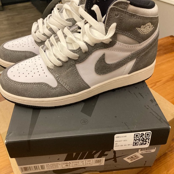 NWT Air Jordan 1 retro high OG  in "Washed Black" kids sneaker - Picture 6 of 15